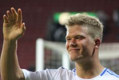 Hovedbygningen ved FC Københavns træningsanlæg, 10'eren på Frederiksberg, giver genlyd af grin, råb og høj musik. Spillerne og trænerstaben har netop afsluttet formiddagstræningen, og man kan tydeligt fornemme, at der er tale om en klub, der er ved at rejse sig igen, efter at mesterskabet glippede i sidste sæson. Foråret blev til og med skudt i gang i den forgangne weekend med en 3-2-sejr i en vanskelig udekamp mod OB.